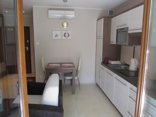 virtuve, Apartament w Baltic Park in Stegna
