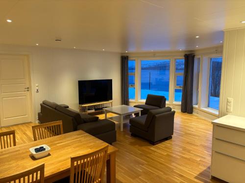Arctic View Apartment - Country Retreat near Tromso in Straumsbukta