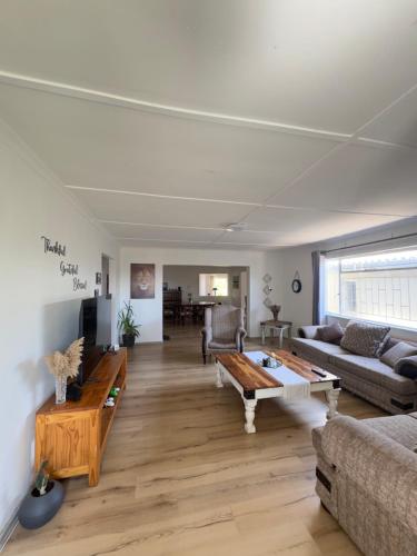 Mario & Luiza's Cozy Stay - Pool, Braai & Games in Worcester