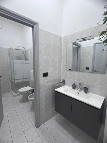 浴室, A due passi dal Centro Intero appartamento con AC e WiFi in 弗利市中心