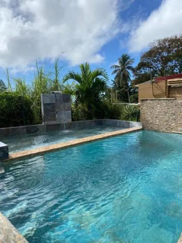 Bungalow cosy à Capesterre-Belle-Eau avec piscine – khách sạn tại Capesterre Belle Eau