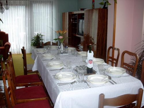 Family Room Knezevi Vinogradi 15024a in Kneževi Vinogradi