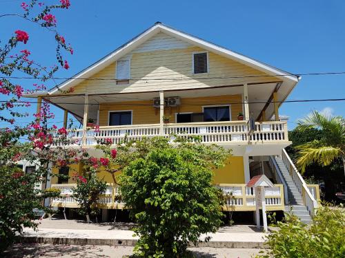 Ingresso, Serenade Hotel in Placencia