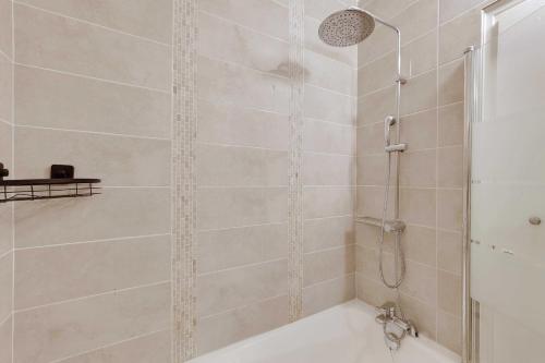 Beautiful Apartment 2BR 6P – Eiffel Tower - image 4