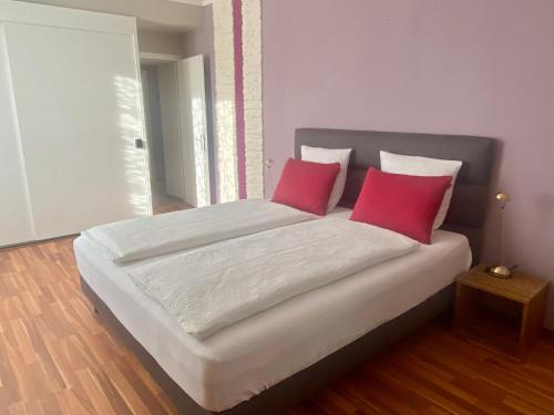 3 bedrooms, 4 beds