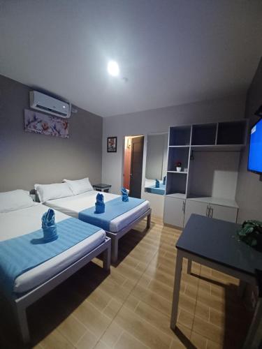 1 double bed, 1 twin bed