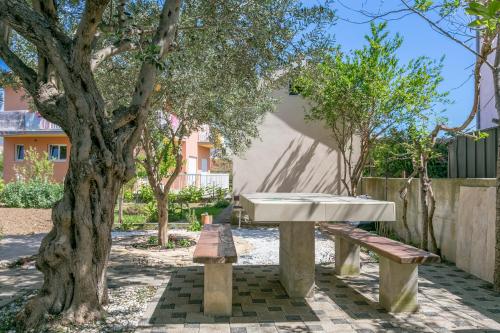 Apartments with parking space Kastel Novi Kastela - 22702 - image 4
