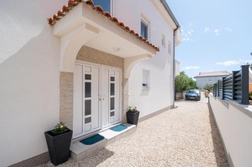 Apartments with parking space Vir - 23221 in Vir