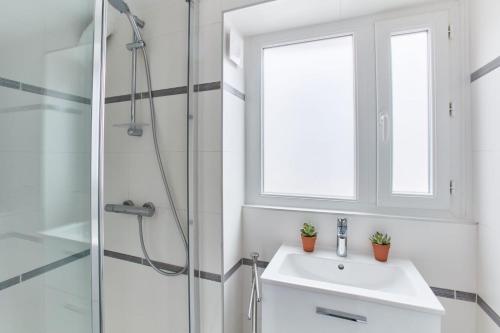 Kylpyhuone, BnBNova - 1BR - Montmartre & Sacré-Cœur Basilica (BnBNova - 1BR - Montmartre & Sacre-Cœur Basilica) in Montmartre