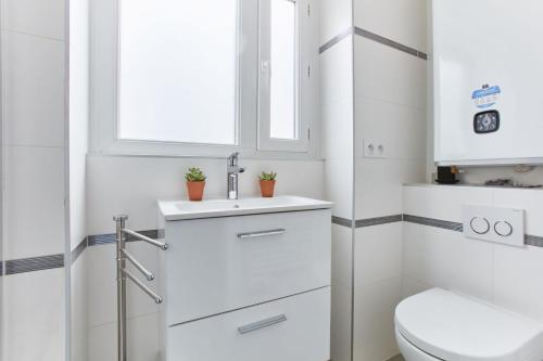 Kylpyhuone, BnBNova - 1BR - Montmartre & Sacré-Cœur Basilica (BnBNova - 1BR - Montmartre & Sacre-Cœur Basilica) in Montmartre