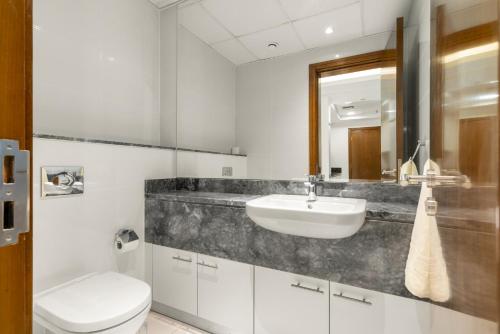 浴室, Luxury 1BR Apartment with city view AlHabtoor City in 朱美拉