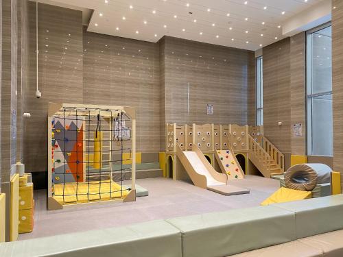 兒童遊樂場, Luxury 1BR Apartment with city view AlHabtoor City in 朱美拉