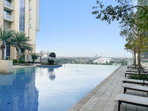 泳池, Luxury 1BR Apartment with city view AlHabtoor City in 朱美拉