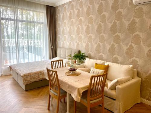Coral Bay Studio Varna - Beachfront with Free Parking – khách sạn tại Zelenika