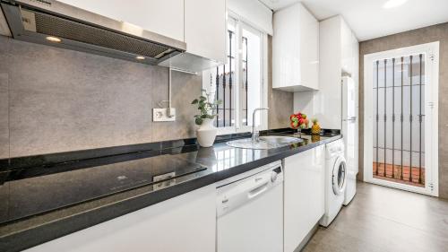 Exquisite Penthouse Suite with Rooftop Terrace - main image