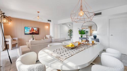 Exquisite Penthouse Suite with Rooftop Terrace - image 6