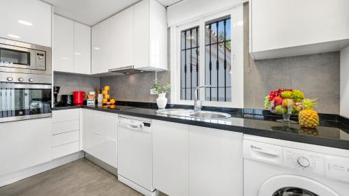 Exquisite Penthouse Suite with Rooftop Terrace - image 13
