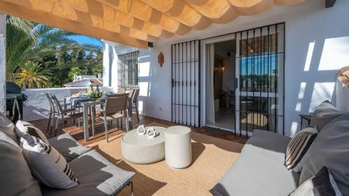 Exquisite Penthouse Suite with Rooftop Terrace - image 3