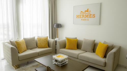 Guestroom, Brand new 2-BHK in Downtown in Jumeirah