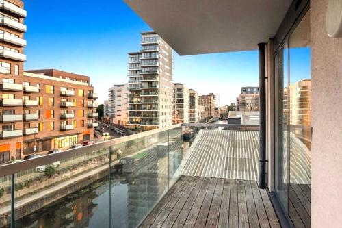Cosy 2-Bedroom Flat with Balcony Canary Wharf gîte à louer Devons Road DLR Station