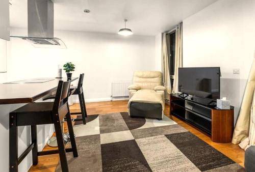 Cosy 2-Bedroom Flat with Balcony Canary Wharf - image 4