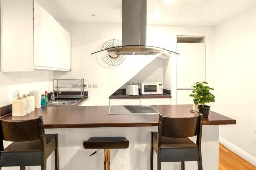 Cosy 2-Bedroom Flat with Balcony Canary Wharf - main image