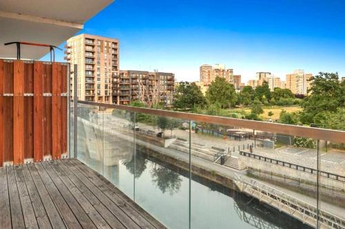 Cosy 2-Bedroom Flat with Balcony Canary Wharf - image 3