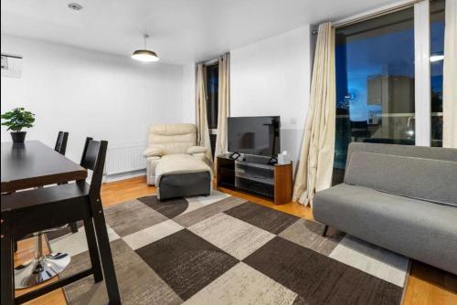 Cosy 2-Bedroom Flat with Balcony Canary Wharf - image 5