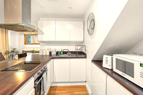 Cosy 2-Bedroom Flat with Balcony Canary Wharf 