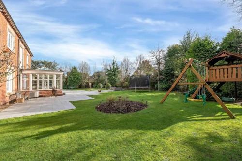 Dārzs, Luxury Detached House in Large Private Grounds, with Outdoor Jacuzzi and Sauna in Weston (Staffordshire)
