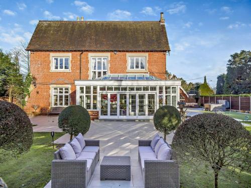 Luxury Detached House in Large Private Grounds, with Outdoor Jacuzzi and Sauna in Weston (Staffordshire)