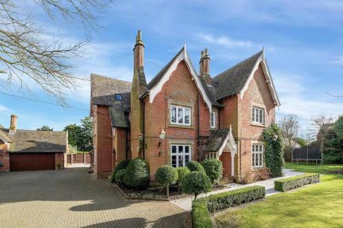 Luxury Detached House in Large Private Grounds, with Outdoor Jacuzzi and Sauna in Weston (Staffordshire)