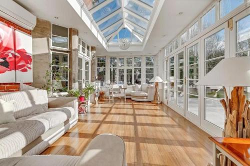 Luxury Detached House in Large Private Grounds, with Outdoor Jacuzzi and Sauna in Weston (Staffordshire)