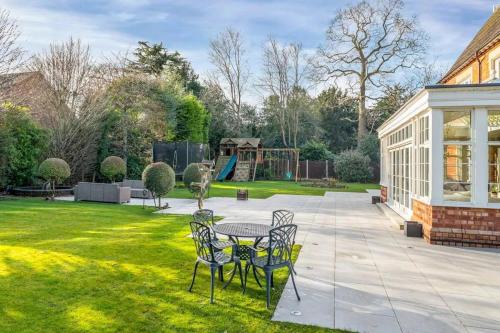 Balkons/terase, Luxury Detached House in Large Private Grounds, with Outdoor Jacuzzi and Sauna in Weston (Staffordshire)