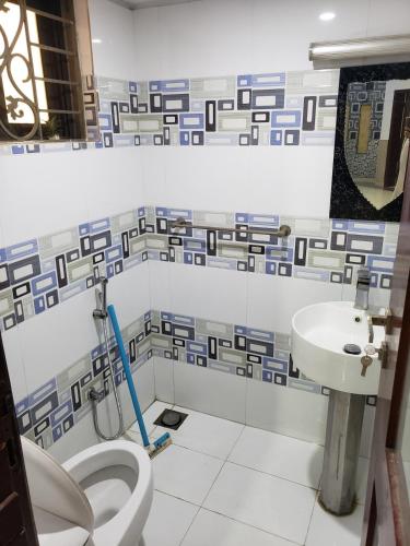 Stylish Furnished Home in Lahore Near Wapda Town - image 13