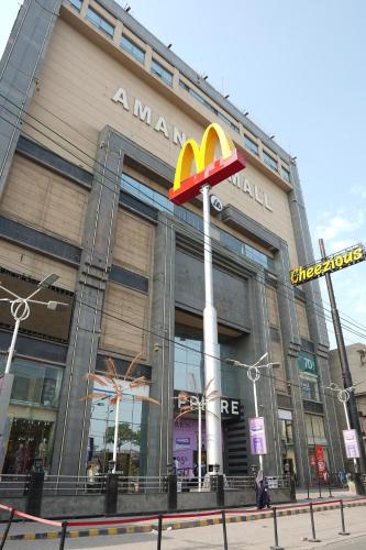Experience a New Level of Comfort in A m a n a h Mall Link Road Model Town – khách sạn tại Faisal Town