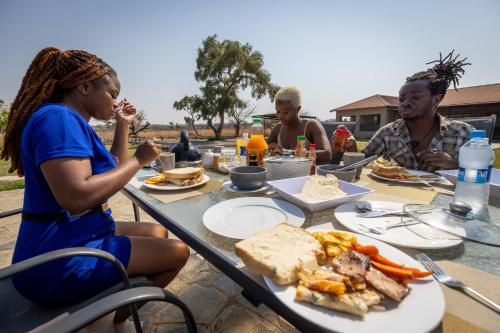 Rain Tree Camp in อึนกอมา