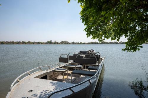 Rain Tree Camp in อึนกอมา