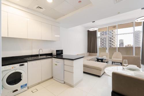 Modern 1 Bed in JVC Sleeps 4 with City Views - image 12