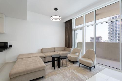 Modern 1 Bed in JVC Sleeps 4 with City Views - image 9