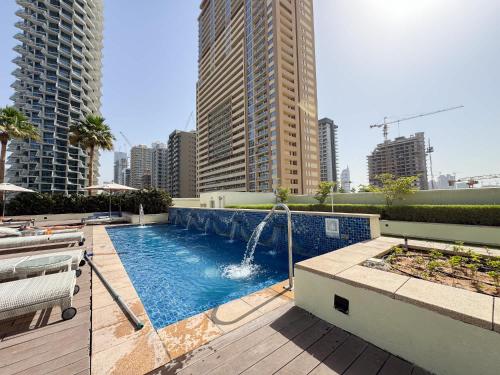 Modern 1 Bed in JVC Sleeps 4 with City Views - image 10