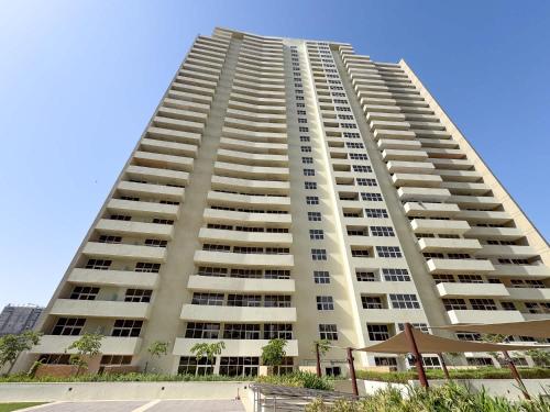 Modern 1 Bed in JVC Sleeps 4 with City Views