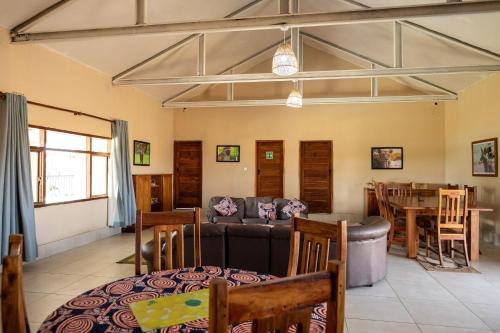 Rain Tree Camp in อึนกอมา