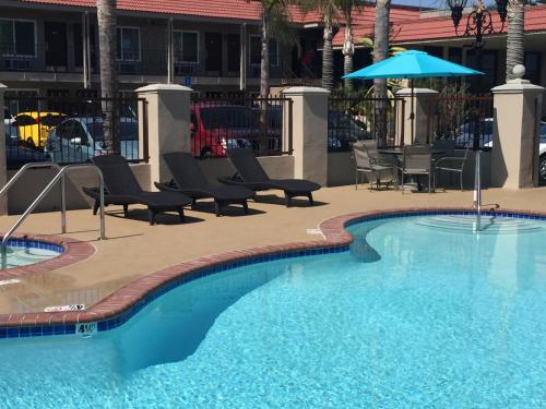 Days Inn & Suites by Wyndham Anaheim At Disneyland Park - image 9