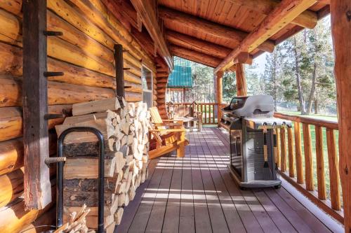 Peaceful Waterfront Log Cabin near Crater Lake National Forest, Oregon in Chiloquin