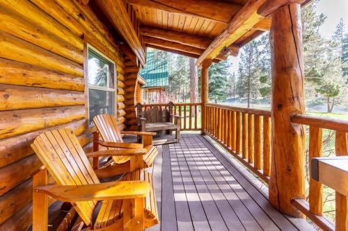 Peaceful Waterfront Log Cabin near Crater Lake National Forest, Oregon in Chiloquin