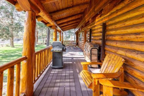 Erkély/terasz, Peaceful Waterfront Log Cabin near Crater Lake National Forest, Oregon in Chiloquin