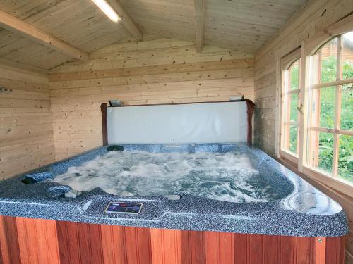 Bracken Log Cabin - S4468