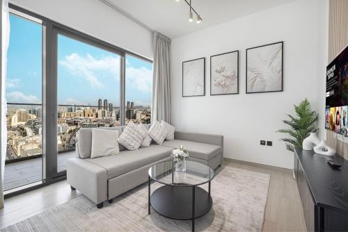 1BR Luxury Stay With Pool, Gym and Skyline View – khách sạn tại Jumeirah Village Circle