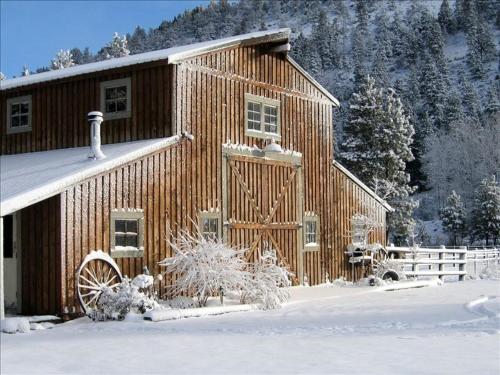 Peaceful Waterfront Log Cabin near Crater Lake National Forest, Oregon in Chiloquin
